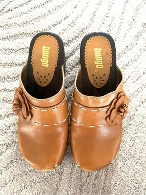 Stylish bongo Tan Slip-On Clogs with Floral Accent